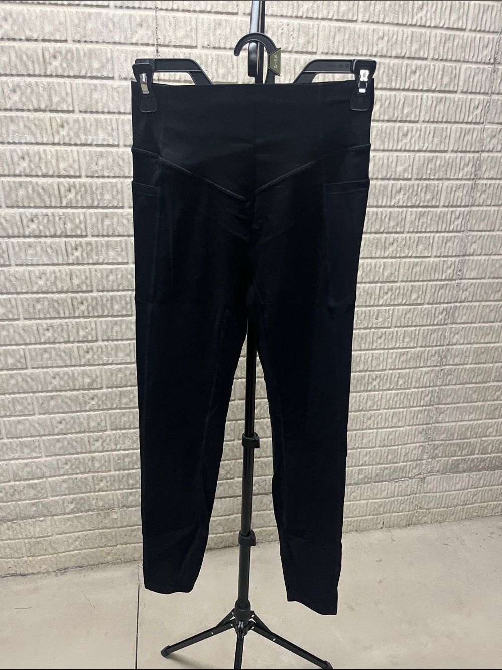 HALARA Black High-Waist Leggings with Side Pockets